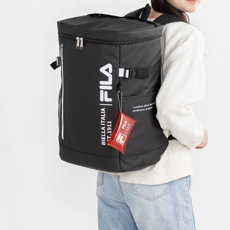 FILA チャーム付きスクエアリュック ブラック(ホワイトロゴ